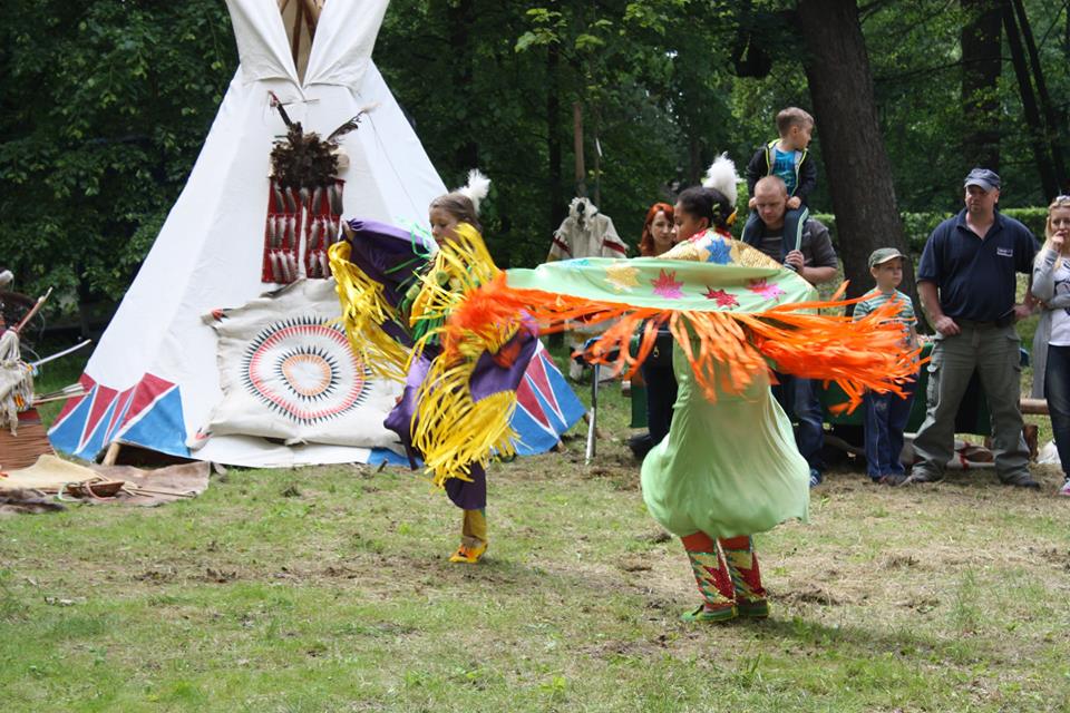 Festyn rodzinny promujący kulturę Indian Ameryki Północnej